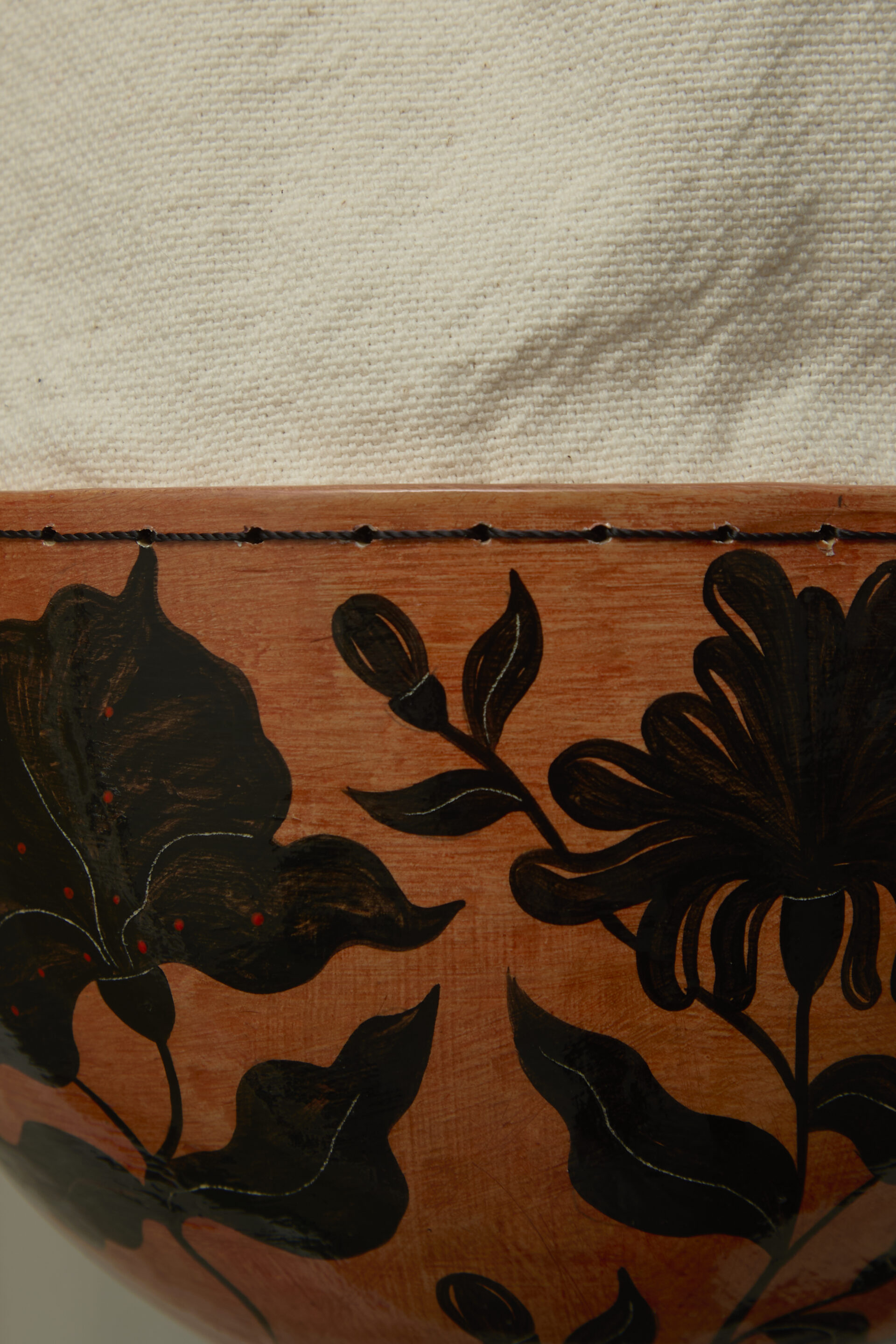 Bolsa con Jícara Pintada "Flores Negras" - Imagen 2