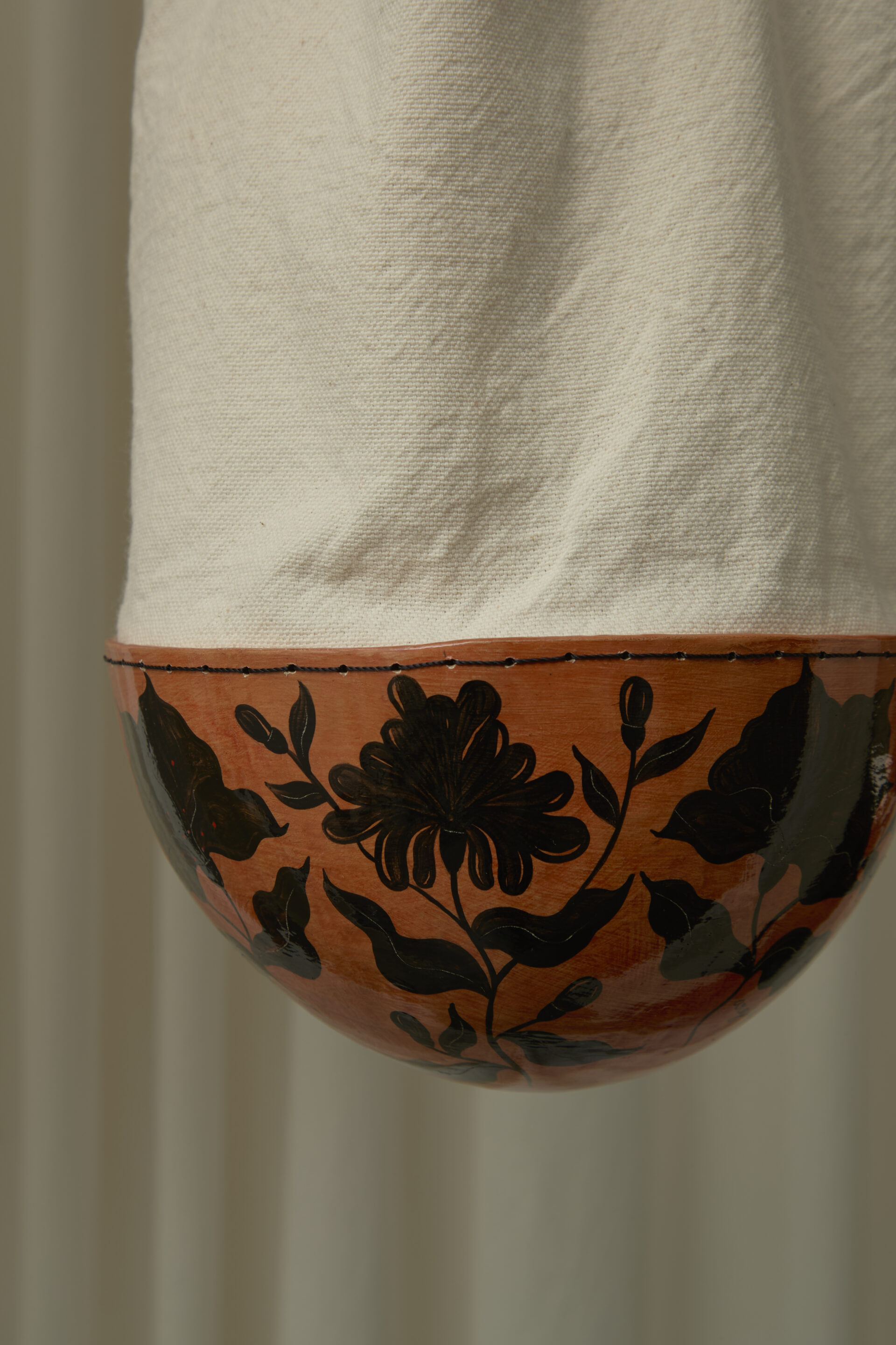 Bolsa con Jícara Pintada "Flores Negras" - Imagen 3