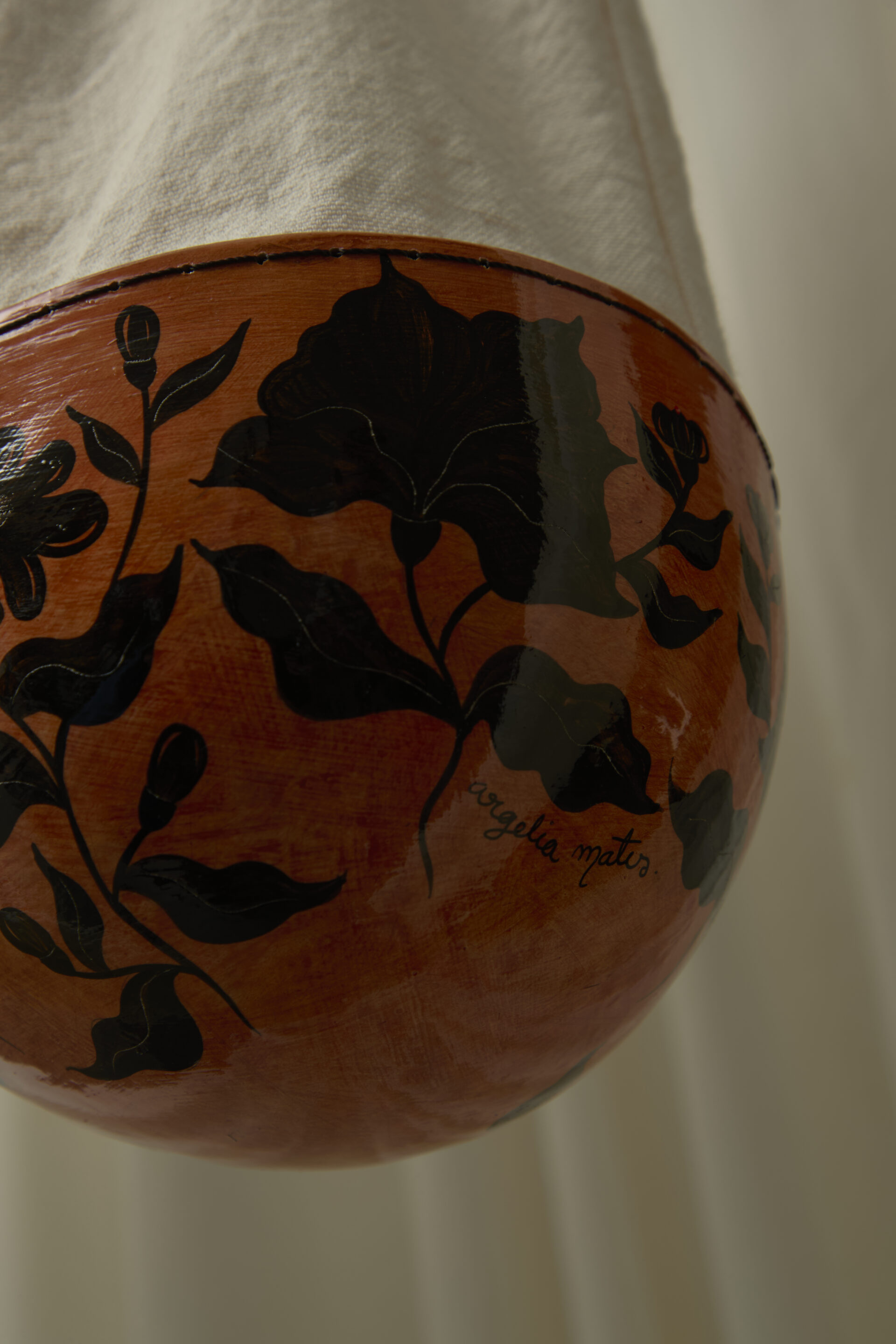 Bolsa con Jícara Pintada "Flores Negras" - Imagen 4
